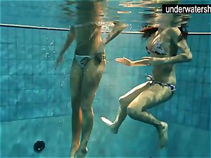 2 super-sexy amateurs displaying their bodies off under water
