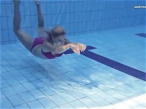 super-hot Elena shows what she can do under water